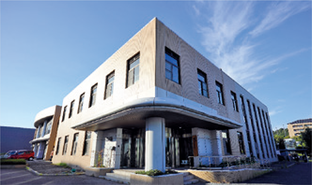 株式会社マテリアルゲートが拠点を構える広島大学インキュベーションオフィス。産・学・官の研究開発機関と最先端のテクノロジーが結集する広島中央サイエンスパーク内に位置する