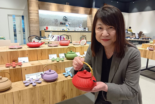 海外だけでなく国内の広い世代に人気のカラフルな急須を手にする岩清水さん