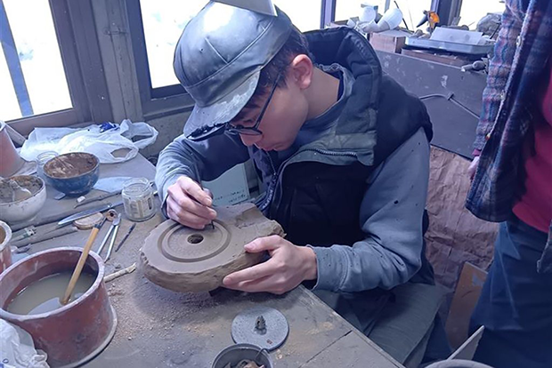 職人が根気よく鋳型に文様を描いていく（薫山工房で）