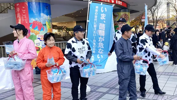 首都圏で戸数減に伴う「酪農危機」を訴える現場生産者ら（2024年12月2日、東京・JR有楽町駅前で）