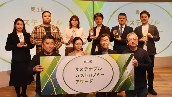 後列が受賞した企業とスタートアップ（左からユーグレナ、Green Carbon、不二製油、ＴＯＷＩＮＧ、明治ホールディングス、シーベジタブル）前列は左から荻野浩輝ＡgＶentureＬab理事長、審査員の山田早輝子FOOD LOSS BANK代表、玉井比佐夫日本プロ農業総合支援機構常務理事兼事務局長、佐藤泰・農政ジャーナリスト）後列が受賞した企業とスタートアップ（左からユーグレナ、Green Carbon、不二製油、ＴＯＷＩＮＧ、明治ホールディングス、シーベジタブル）前列は左から荻野浩輝ＡgＶentureＬab理事長、審査員の山田早輝子FOOD LOSS BANK代表、玉井比佐夫日本プロ農業総合支援機構常務理事兼事務局長、佐藤泰・農政ジャーナリスト）