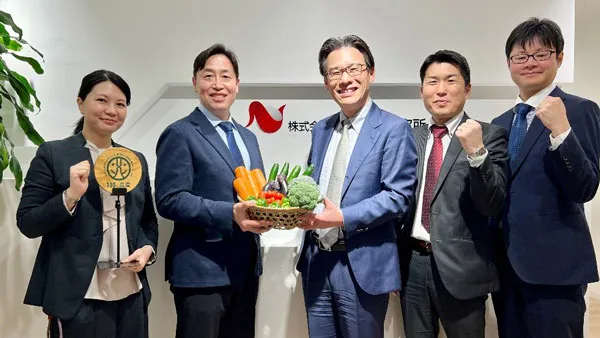 左から、農業総合研究所 執行役員CTOの加藤弥生氏、同代表取締役社長の堀内寛氏、NSSOL 流通・サービスソリューション事業本部 執行役員 事業本部長の中橋憲悟氏、同 営業本部 営業第一部長の有村研治氏、同 第一事業部 ネットサービスディベロップメント第一部グループリーダーの原田大輝氏