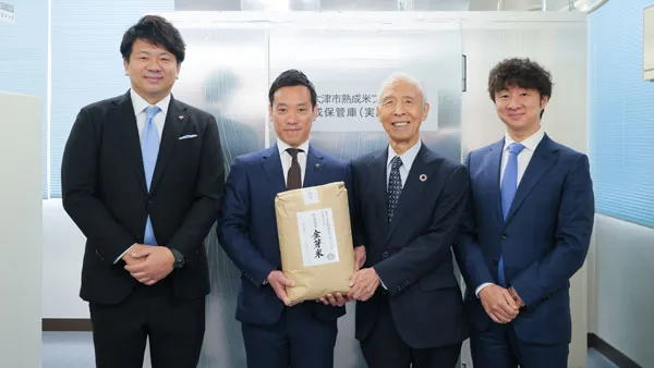 熟成保管庫前を披露した泉大津市の南出市長（中央左）と東洋ライスの雜賀慶二社長（同右）