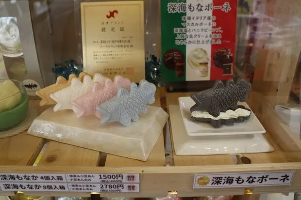 もなかの新商品で2025年12月に発売した「深海もなポーネ」（右）。マスカルポーネクリームの味を楽しめる