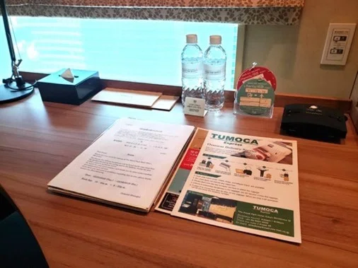 ホテルの部屋に設置されたサービス案内