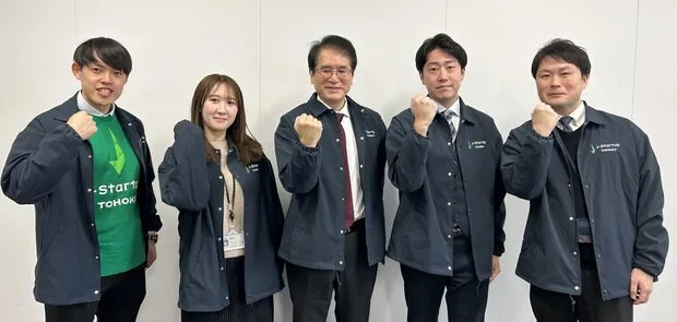 「J-Startup TOHOKU」のPR用ブルゾンを羽織ってポーズを取る東北経済産業局の担当メンバー（左から髙橋正悟さん、丁子カレンさん、安藤智広さん、工藤佳樹さん、六沢翼さん）