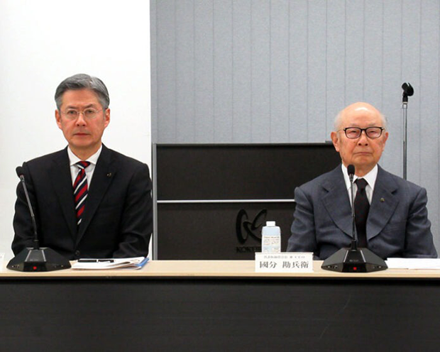 國分晃社長（左）、國分勘兵衛会長