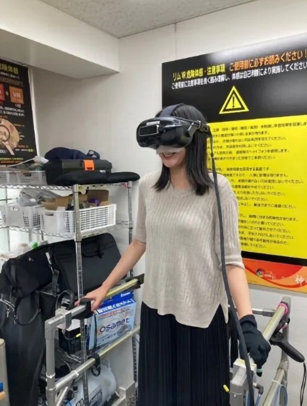 VR安全教育の体験風景。装置からは振動が、手袋からは微弱な電流が流れます