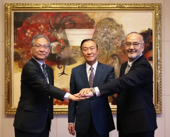 （左から）竹中工務店の佐々木正人社長、明治大学の柳谷孝理事長、明治大学の上野正雄学長