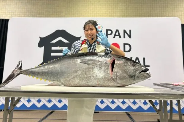 宇和島プロジェクトの「サバキ女子」によるマグロ解体ショーの実演