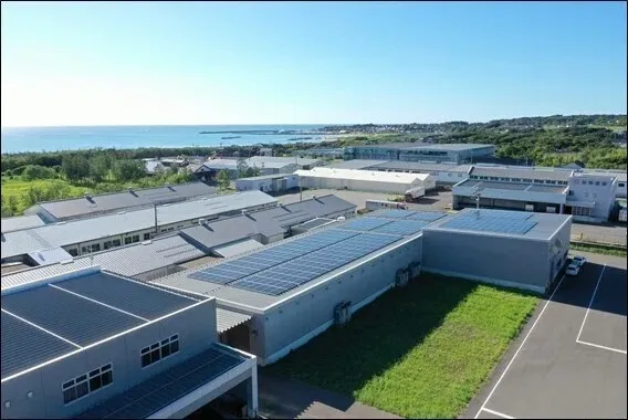 工場屋根に設置された太陽光パネル 同社の使用電力の20%を賄う