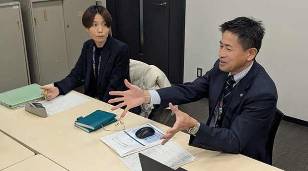 坂井市生活環境部環境推進課の北川課長、渡邉主事