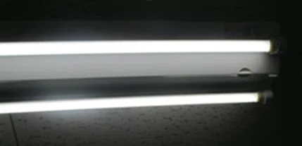LED照明（直管タイプ）全工場、事務所、会議室、通路等は全てLEDに切替えている