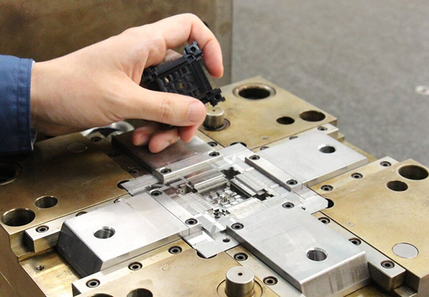 狭山金型製作所で作られている半導体検査用ソケット部品とその金型