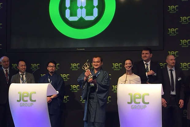 パリで開催された「JEC World 2016」で、INNOVATION AWARDを受賞。和服姿で賞を受け取った内田社長