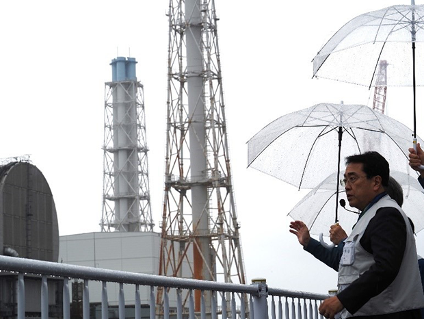東京電力福島第一原子力発電所の原子炉建屋を視察する