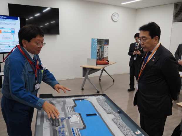東京電力福島第一原子力発電所を視察し、ALPS処理水の希釈・放出設備について説明を受ける