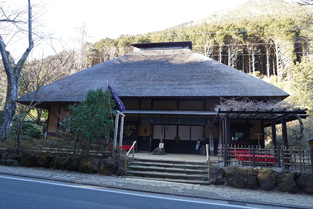 甘酒茶屋の外観。箱根の急な坂の途中に佇む趣深い建物。