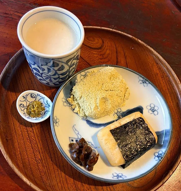 提供される甘酒と力餅。甘酒は米麹と米のみで作られており、砂糖は加えられていない。製造方法は江戸時代より変わらず守り継がれている。