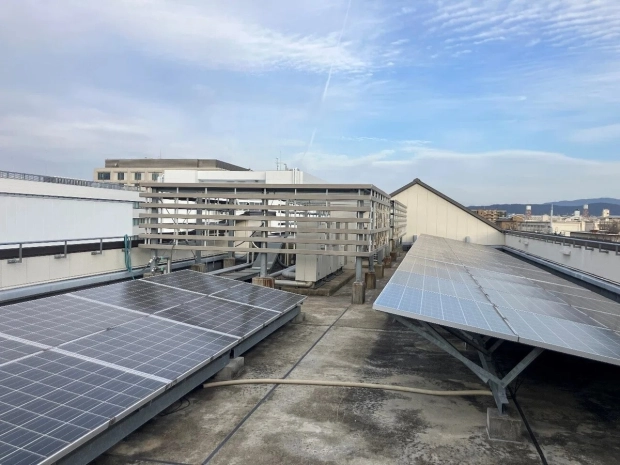 本社の屋上に設置した太陽光パネル遮熱の効果もあり、電力面と温熱環境の両面でメリットを実感