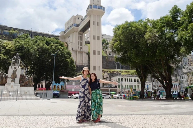 「ブラジルでの経験が自身のキャリアを変えた」と三浦さん(右)。駐妻キャリアnetのメンバーと旅行先のブラジル・サルバドールで