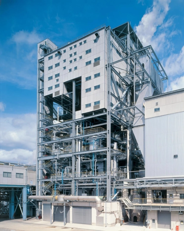 3号ソーダ回収ボイラー パルプ製造で発生するパルプ蒸解廃液を燃料に稼働