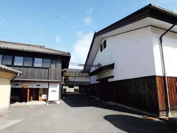 宿泊客は写真中央奥の酒蔵へと入り、伝統的な酒造りの技を体験する