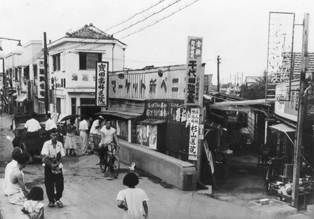 1950年頃、当時の国鉄小岩駅近くにあったマーケット（読売新聞提供）
