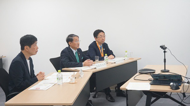 （左から）山本一太事務局長、平井伸治会長、木村敬事務局次長