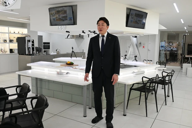 撮影スタジオ（右奥）のほか、五感に訴える各種仕掛けについて説明する牧野社長