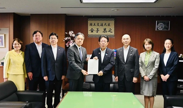 （左から）山田美樹衆議院議員、斉藤猛江戸川区長、山本亨墨田区長、吉住健一新宿区長、金子恭之国土交通大臣、青木克德葛飾区長、高際みゆき豊島区長、山田加奈子北区長