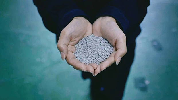 廃棄ホタテ貝殻と廃棄プラスチックを組み合わせた、新素材SHELLTECH。これがHOTAMETの材料になる