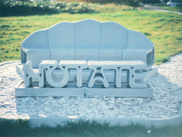 建設会社と連携し、ホタテの貝殻から生まれたベンチ「HOTABENCH（ホタベンチ）」