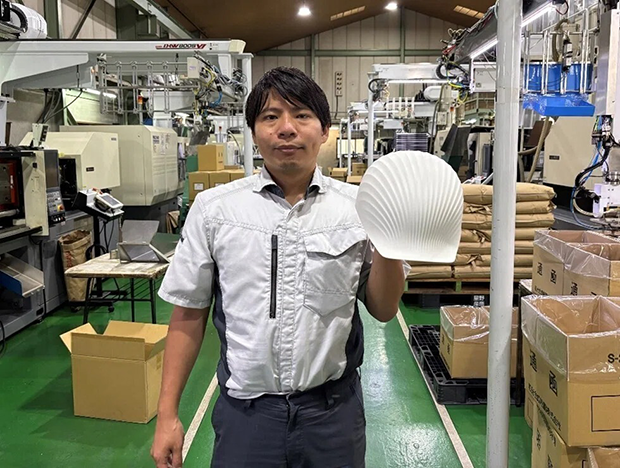 ライフワークの一部と語るHOTAMETを手に取る南原さん