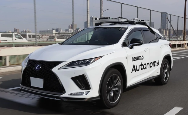 様々な機器が取り付けられた実証実験用の車両（newmo提供）