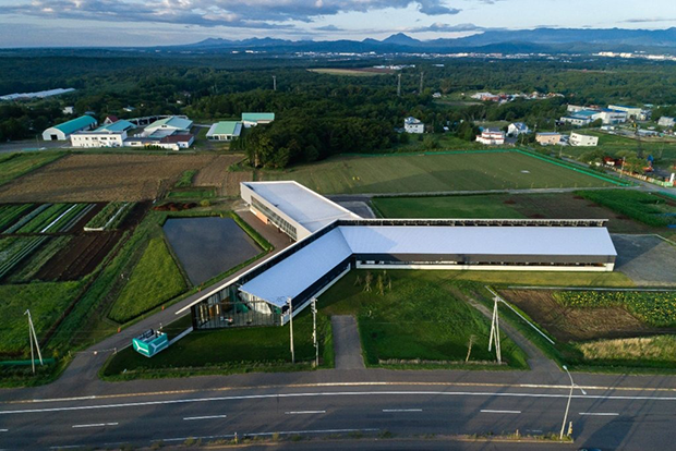 2018年に竣工した「TECHNOLOGY FARM 西の里」。無人航空機の格納庫がある整備拠点で、屋外にはテストフライト場や試験圃場を備える（北海道北広島市で）