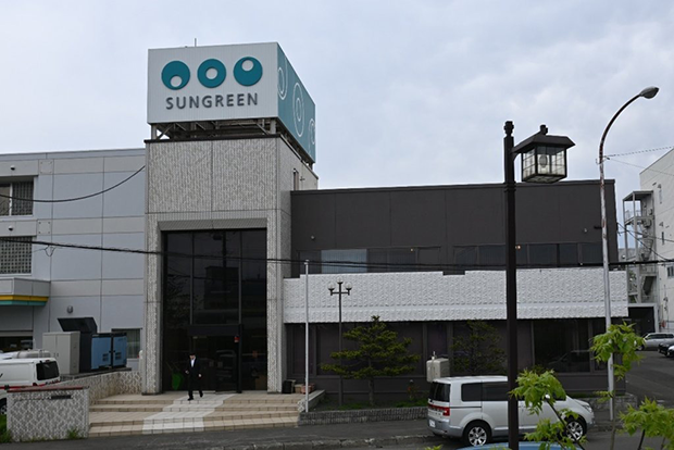 ロゴマークが目を引くサングリン太陽園の本社（札幌市白石区で）