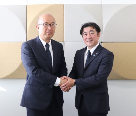 長﨑敏志部長（左）と星野淨晋町長