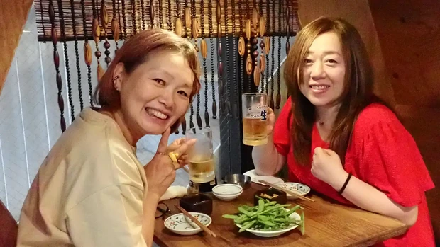 その日取れた地元産枝豆を食べ、「味が濃い。世田谷産っていうのがいいネ」と喜ぶ女性客（三軒茶屋の居酒屋「なかなおり」）
