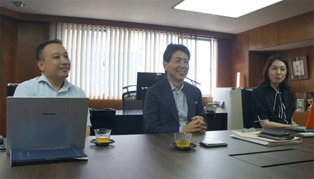 左から、井口さん、山本社長、秦さん左から、井口さん、山本社長、秦さん