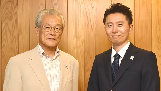 賀来宏和氏（左）と藤原雅志常務（右）