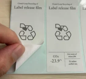 ラベルが使用されるまで粘着面を保護し、使用時には剥がれやすい性質を持つラベル台紙（水色の部分）