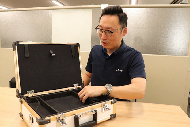 オーダーメイドできるアルミケースを紹介する芦田社長