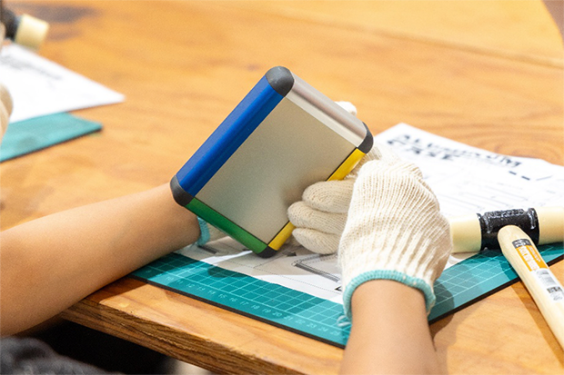 ものづくり体験で子どもたちが製作したアルミのカードケース（アクテック提供）