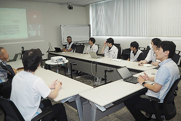 ムネカタ株式会社のカイゼン部会。右端が宗形代表（福島市の本社で）