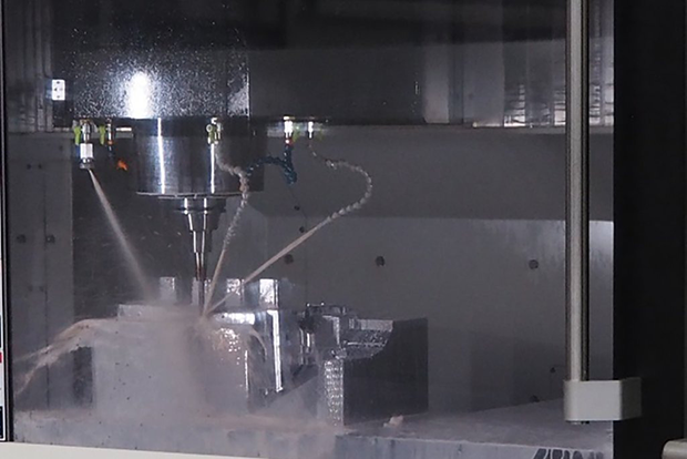 プラスチック製品を作るための金型を削り出す工程（ムネカタ株式会社の工場で）