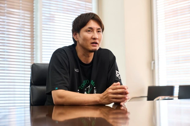 バスケットボールの普及への思いと親しみやすさを込め、バスケ芸人の友人2人と「TOKYO DIME」を創設したと語る岡田氏