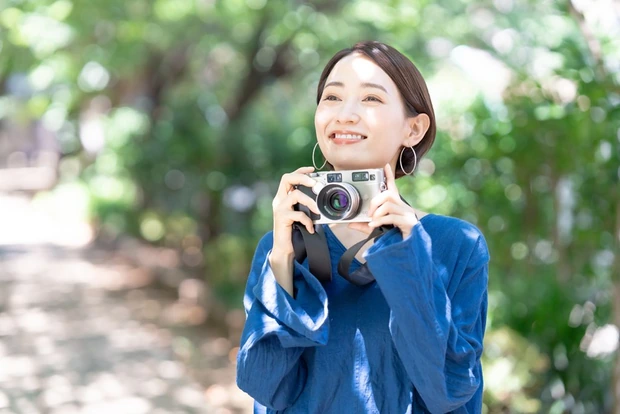 デジタルカメラを構える女性