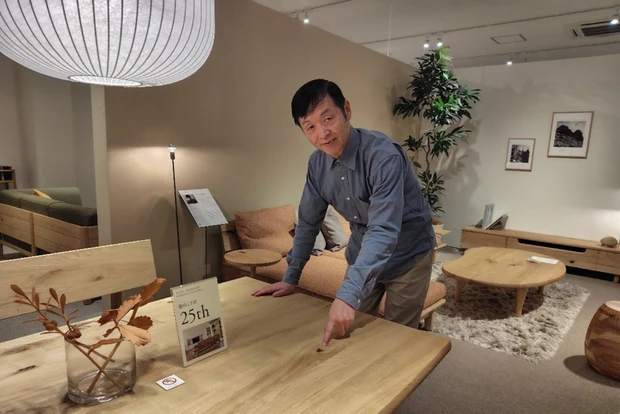 節目も素材の個性として生かした家具