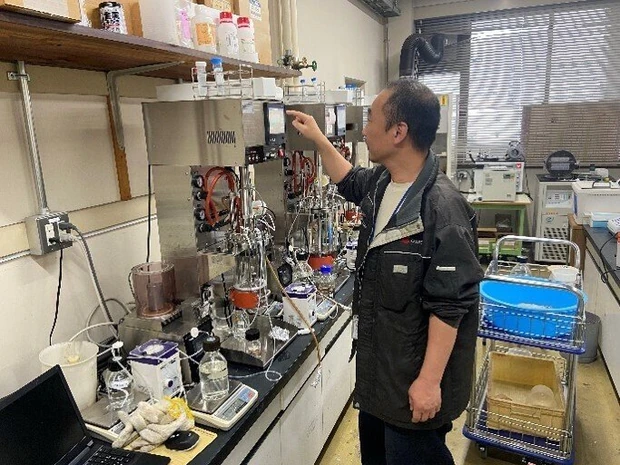 試験作業中の駒さん